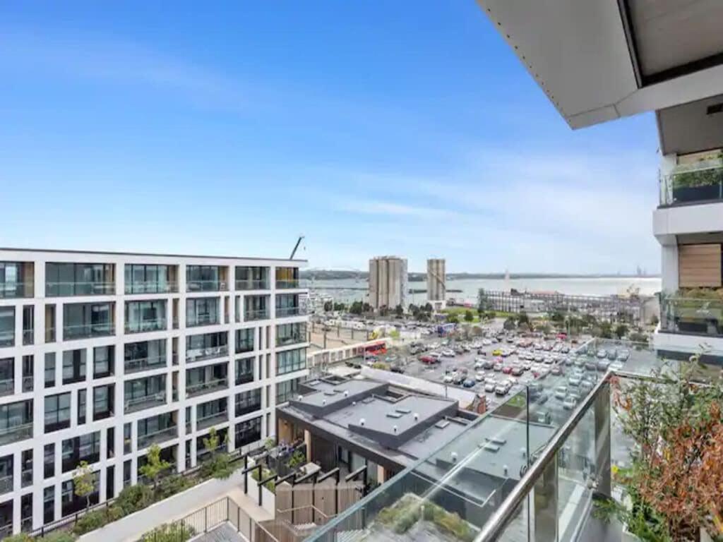Sleek Modern Studio With Balcony โอ๊คแลนด์ ภายนอก รูปภาพ