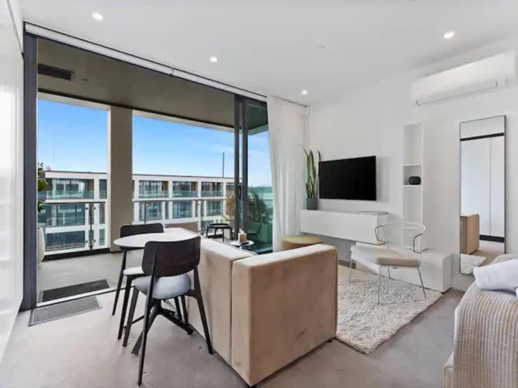 Sleek Modern Studio With Balcony โอ๊คแลนด์ ภายนอก รูปภาพ